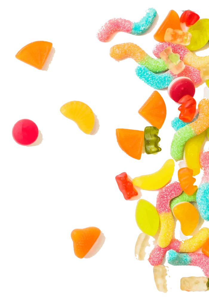 caramelos dispersos en la mesa blanca (2)